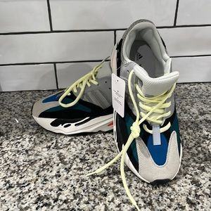 Men’s Adidas Yeezy’s Size 8. Never work, brand new